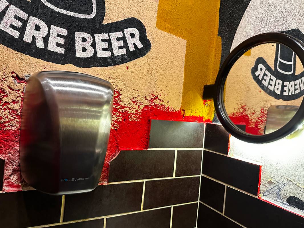 Higijena, ušteda i ekologija: Prednosti sušača za ruke u javnim toaletima